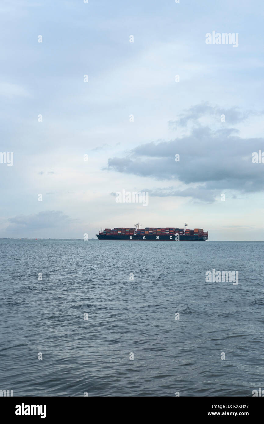 Ein uasc Containerschiff der Überquerung der Meerenge Solent nach Southampton, Hampshire, Großbritannien. UASC wurde mit Hapag-Lloyd im Jahr 2017 zusammengeführt. Stockfoto