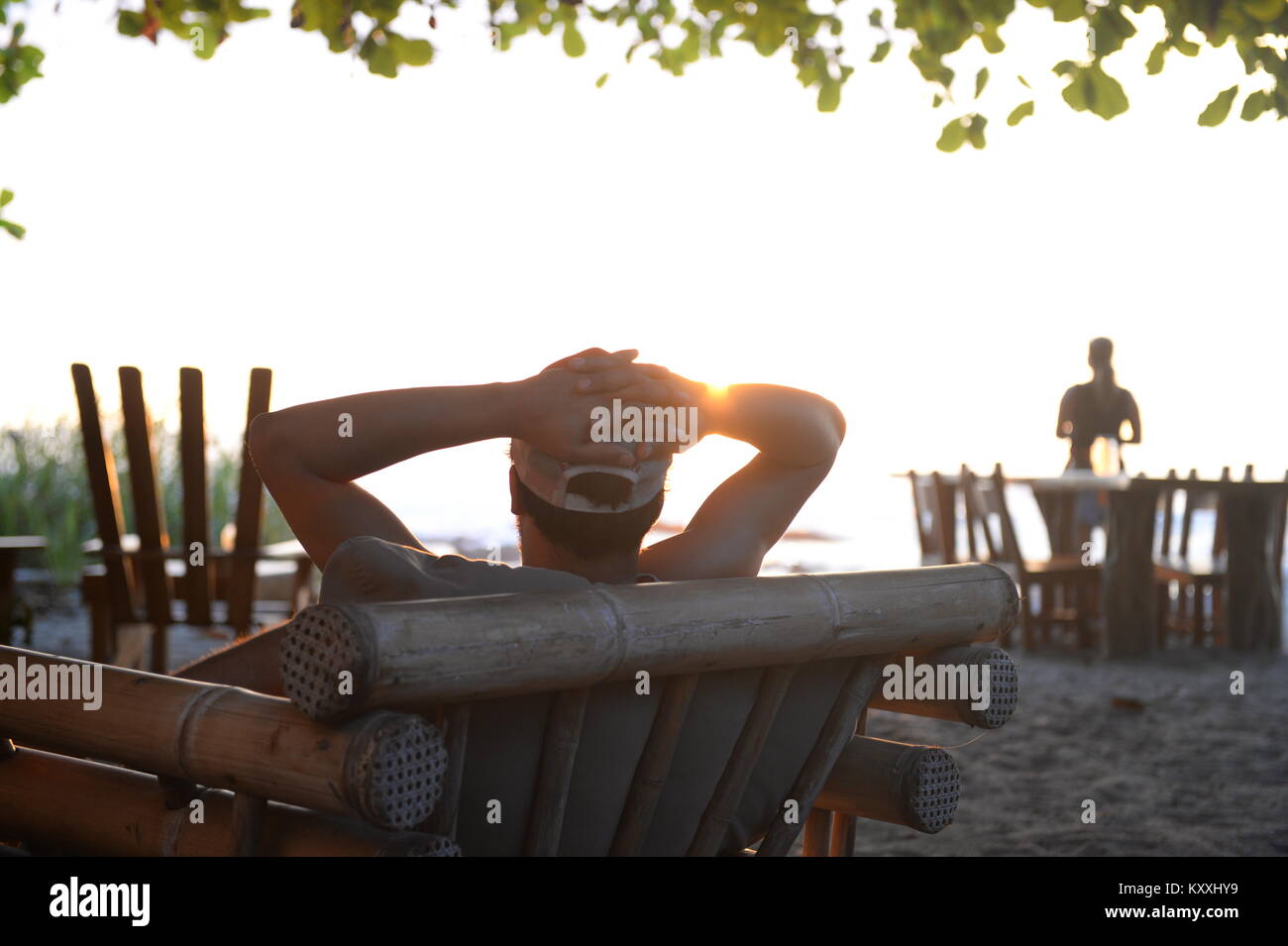 Entspannen Sie in der Bar am Meer im Schatten eines Mandelbaum, Costa Rica Lebensstil Stockfoto