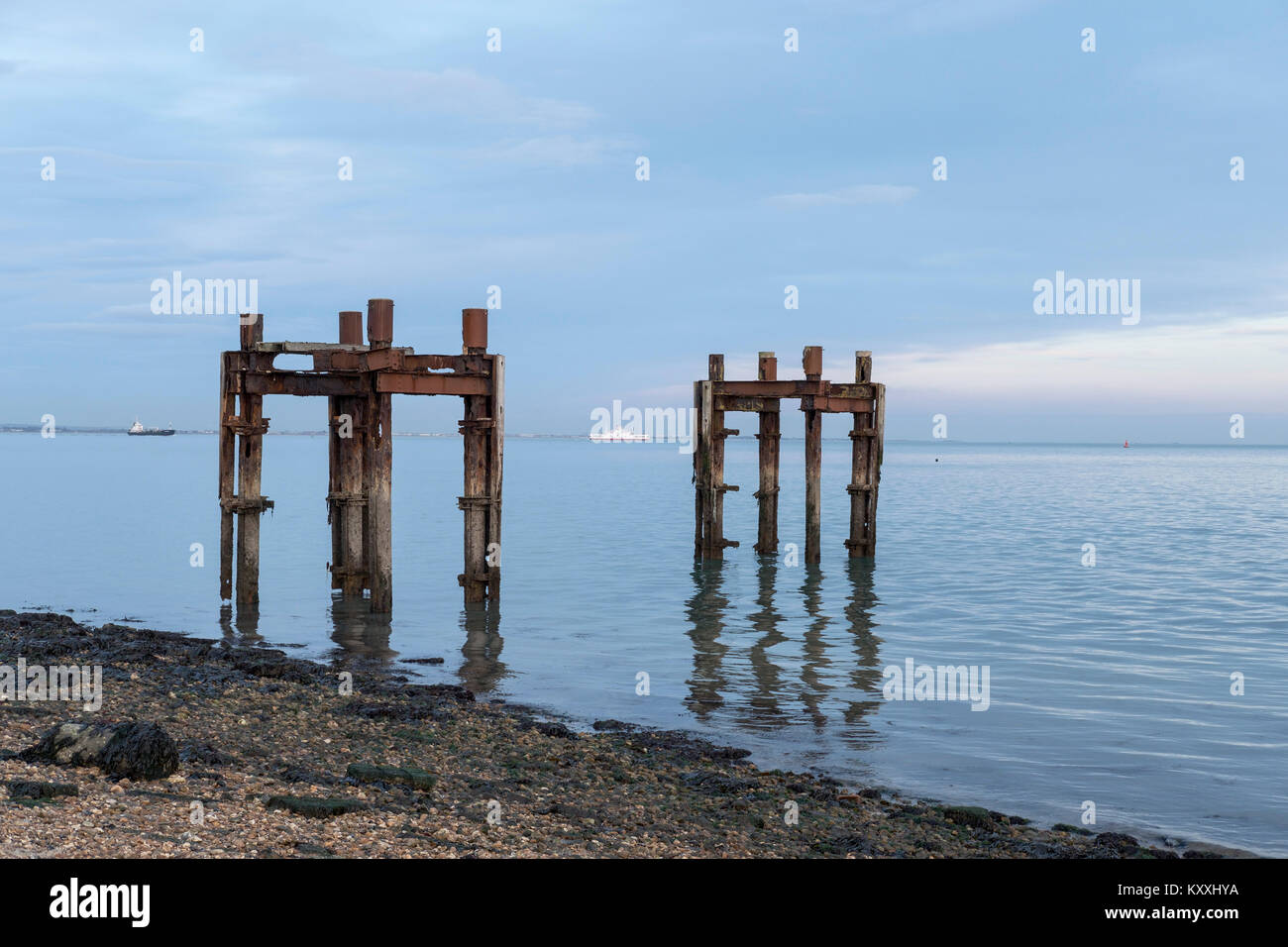 WWII 'Delphine', Teil der D-Day Pier in Lepe Vorland und Strand, Solent, Hampshire, Großbritannien Stockfoto