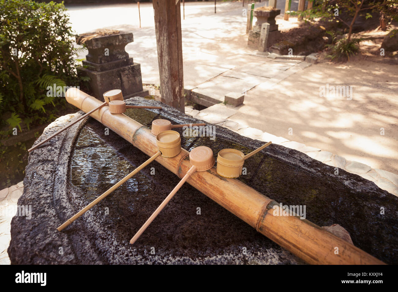 Nahaufnahme von Bambus Wasser hand Waschbecken im Shinto Schrein Sakurai,  Fukuoka, Japan Stockfotografie - Alamy