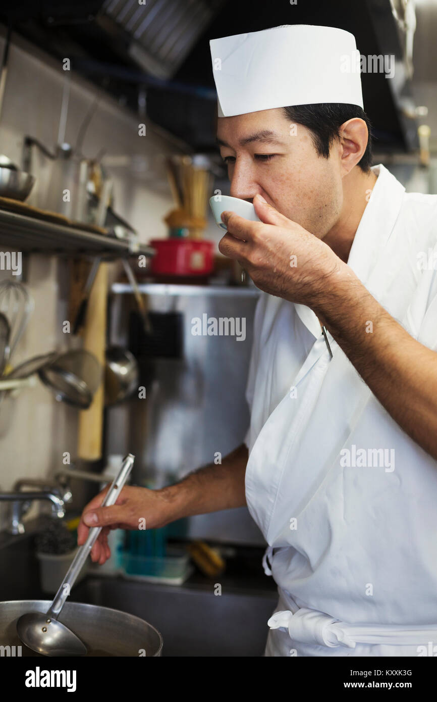Koch in der Küche eines japanischen Sushi Restaurant arbeiten, Weinprobe, Essen. Stockfoto