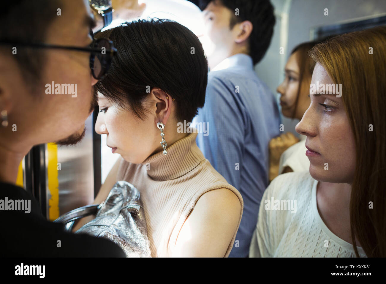 Kleine Gruppe von Menschen, die in einer U-Bahn, Tokio Pendler. Stockfoto