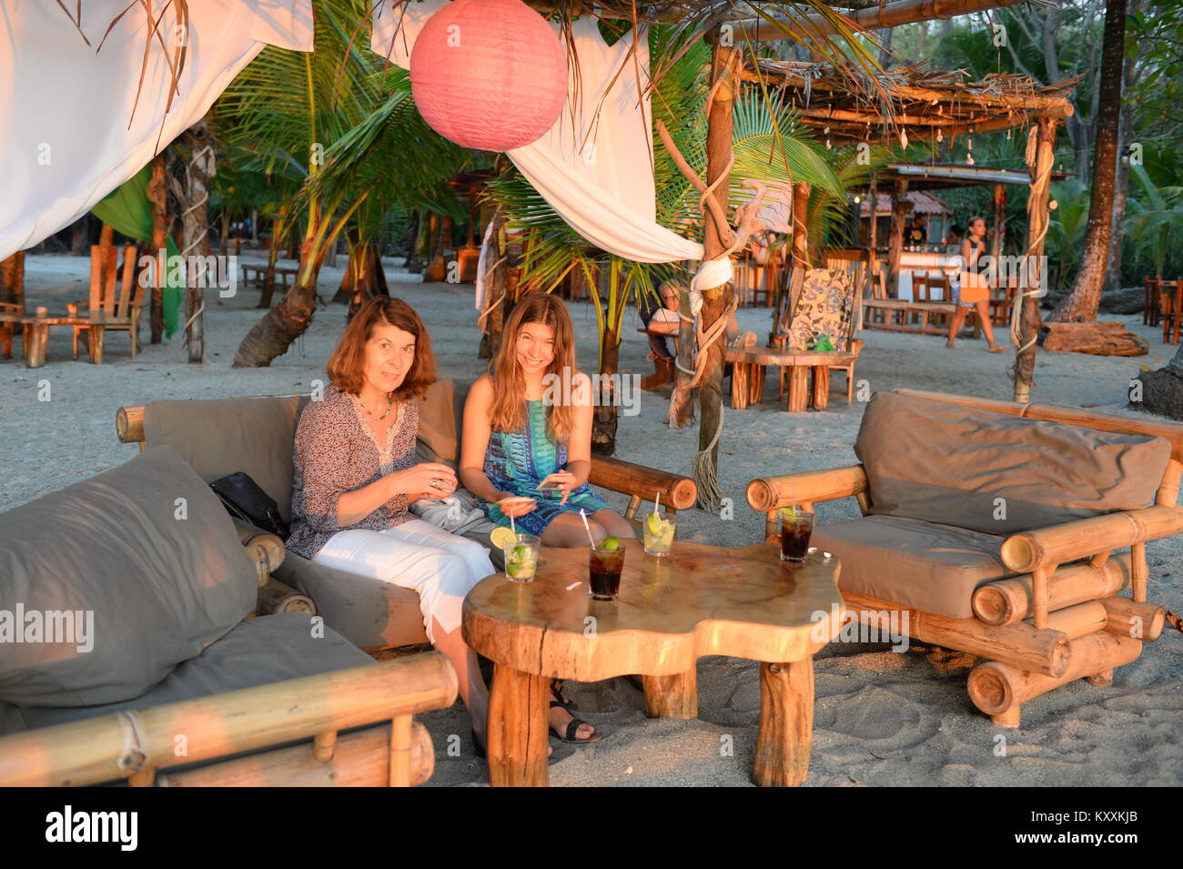 Die untergehende Sonne ist eine perfekte wieder für Getränke an der Strandbar Stockfoto