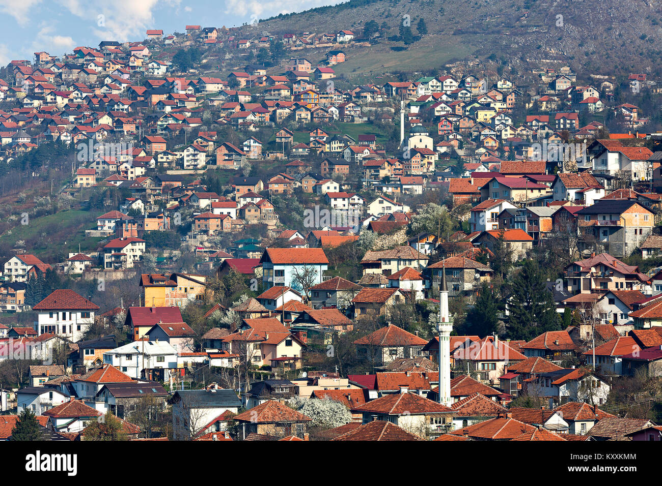 Blick über die Häuser mit roten Dachziegeln in Sarajewo, Bosnien und Herzegowina. Stockfoto