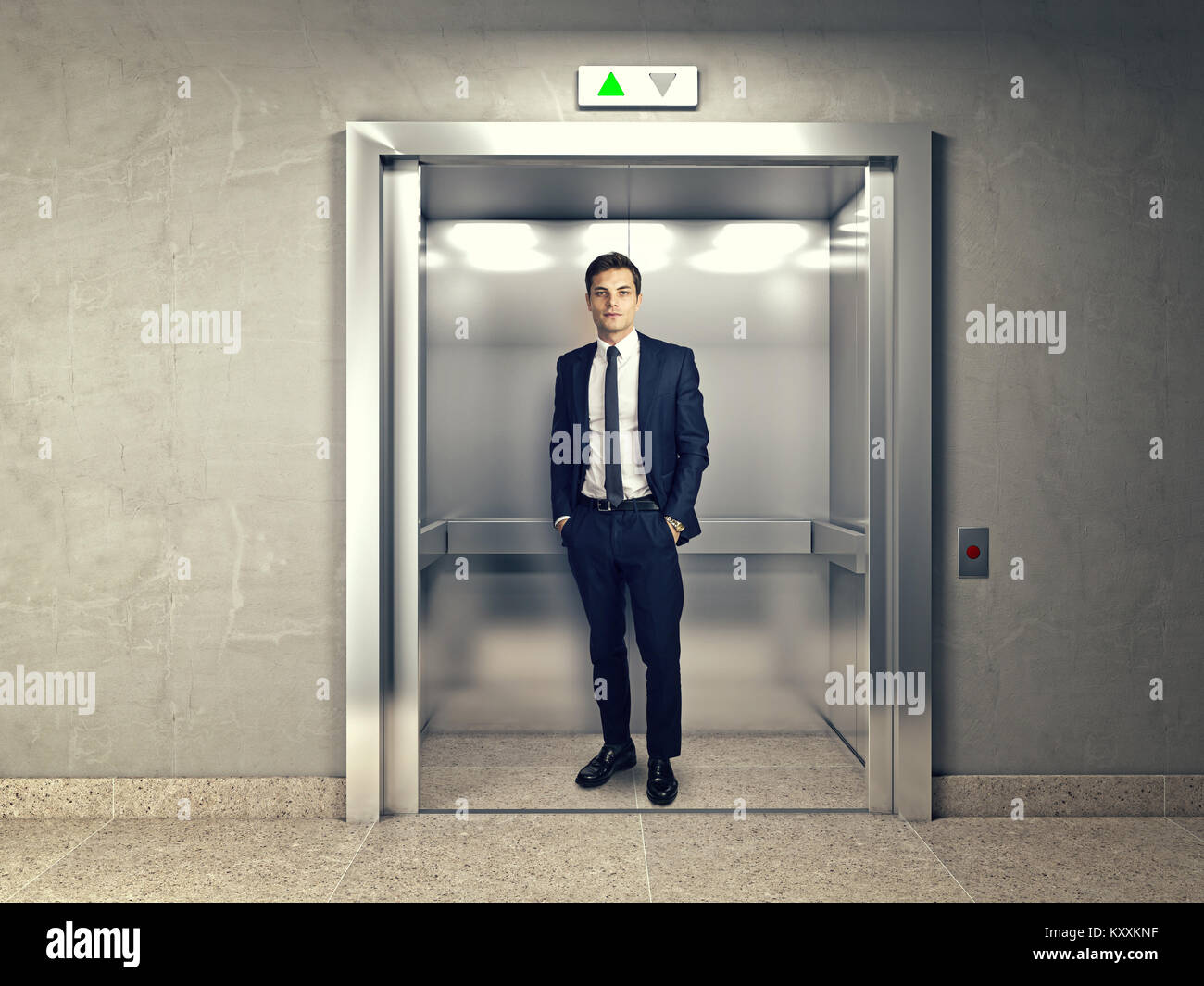 Ständigen junge Unternehmer in modernen Aufzug Stockfoto