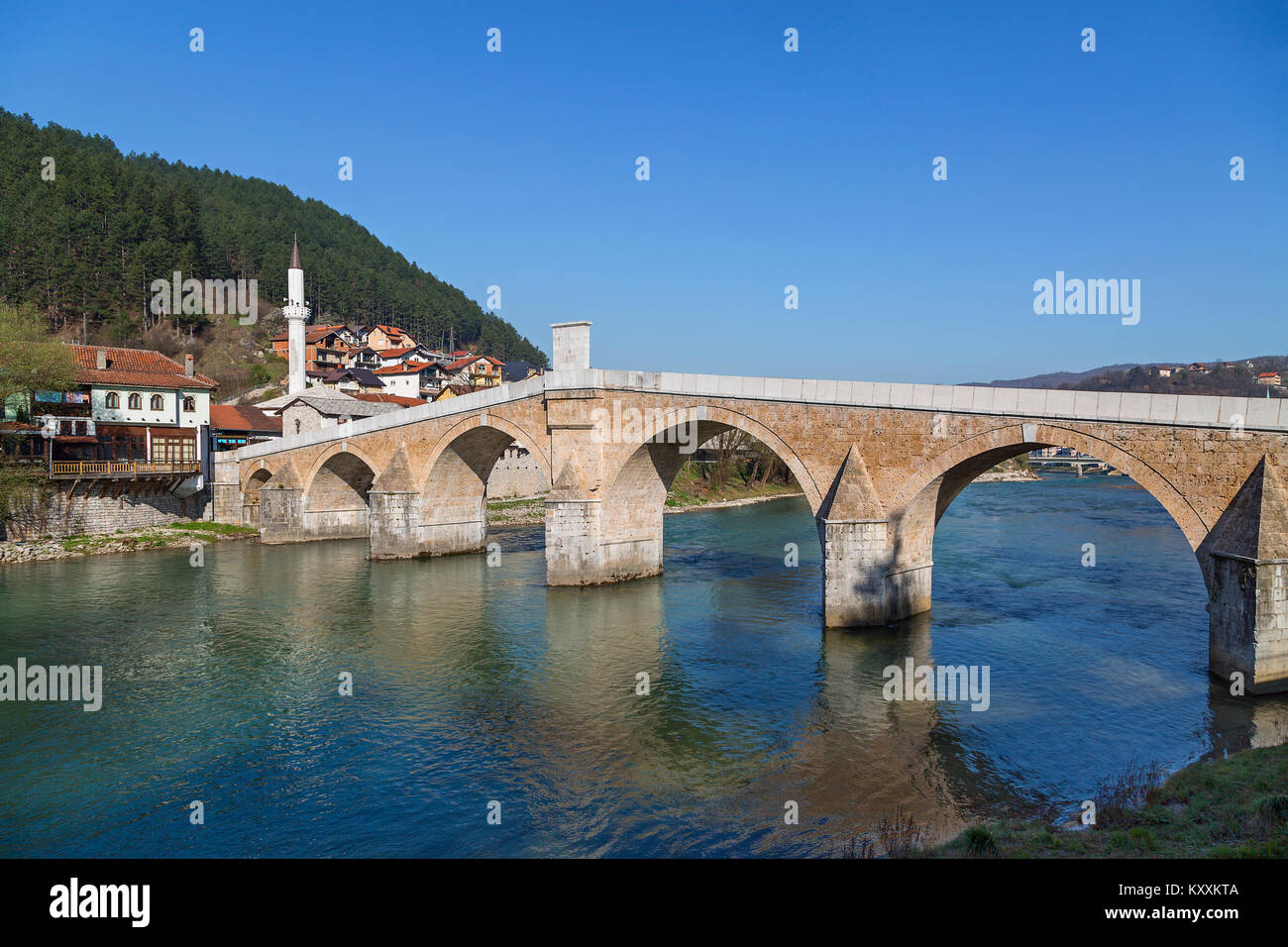 Alte Brücke in Konjic, Bosnien und Herzegowina. Stockfoto