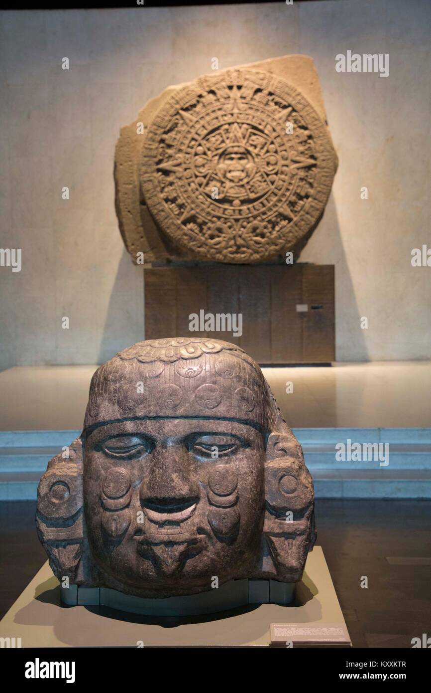 Kopf der Göttin Coyolxauhqui (Vordergrund), Sun Stone (Hintergrund), Nationalmuseum für Anthropologie, Mexiko City, Mexiko Stockfoto