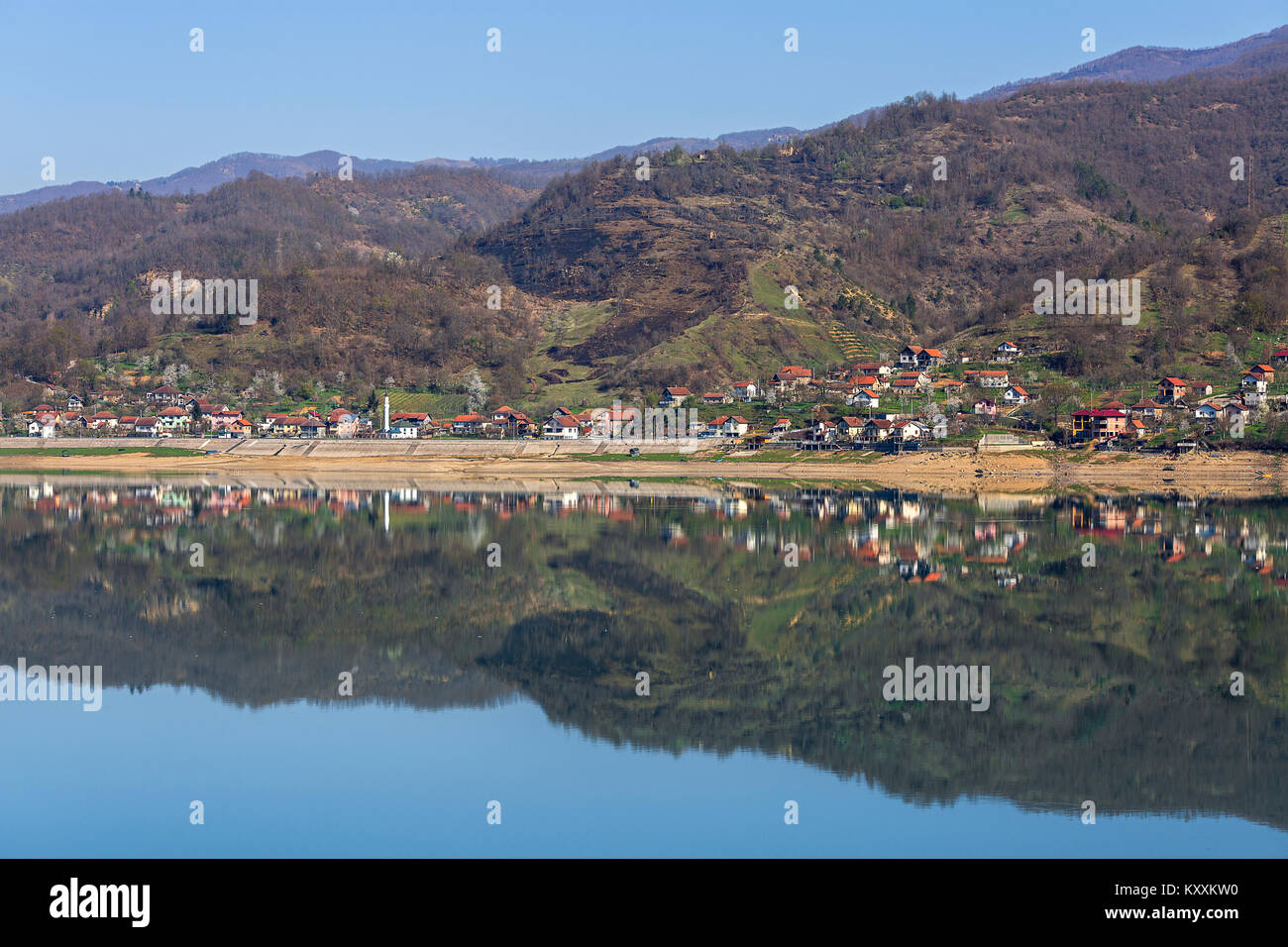 Reflexion der Häuser in Bosnien und Herzegowina. Stockfoto