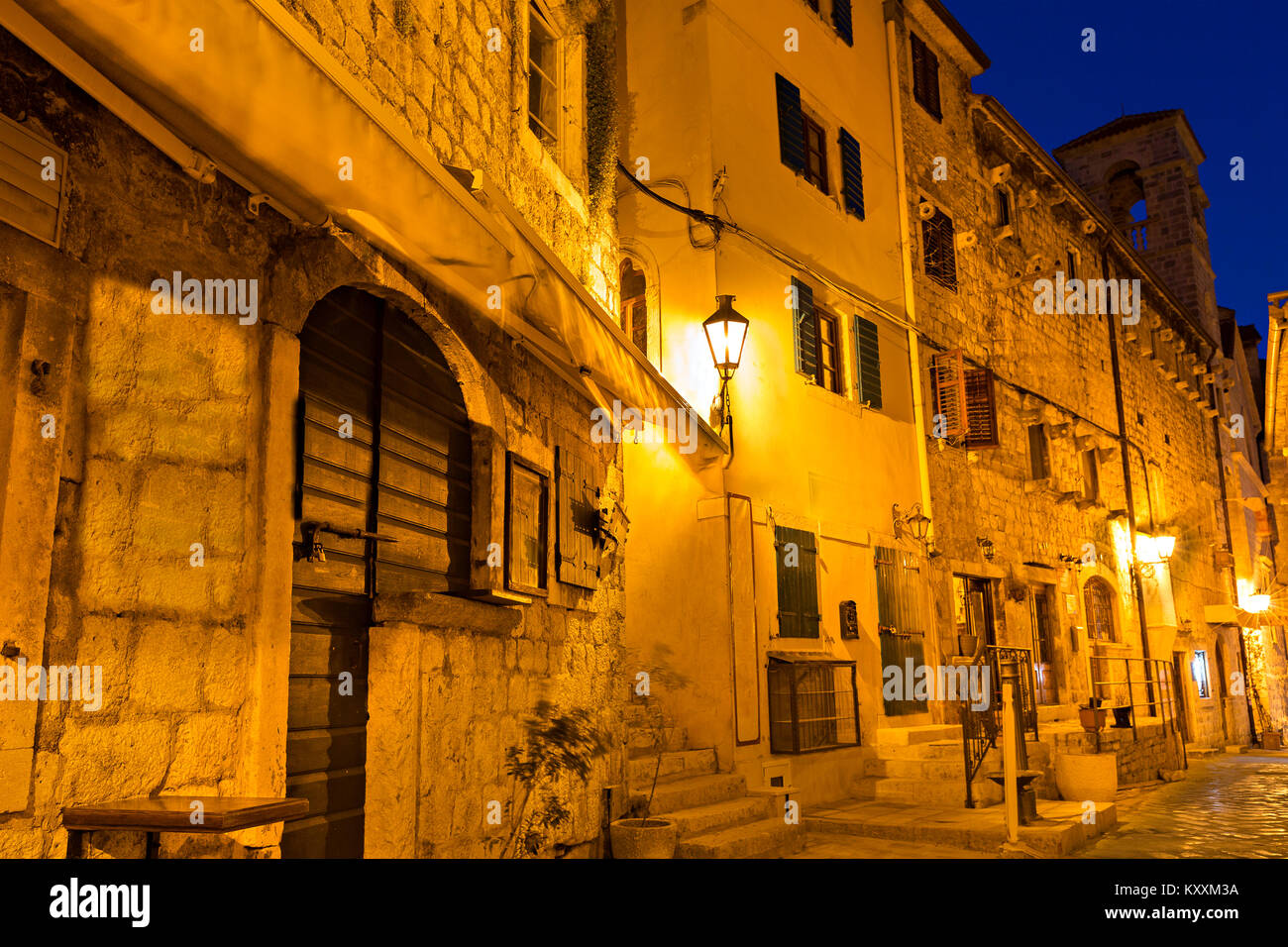 Häuser in der Altstadt von Kotor in Montenegro in der Nacht. Stockfoto