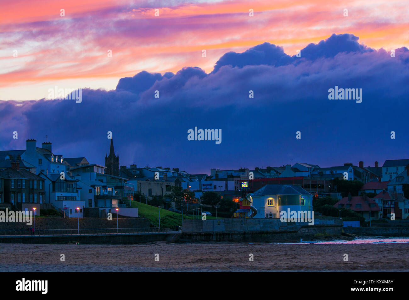 Arcadia Portrush in der Dämmerung von den Strand East genommen Stockfoto