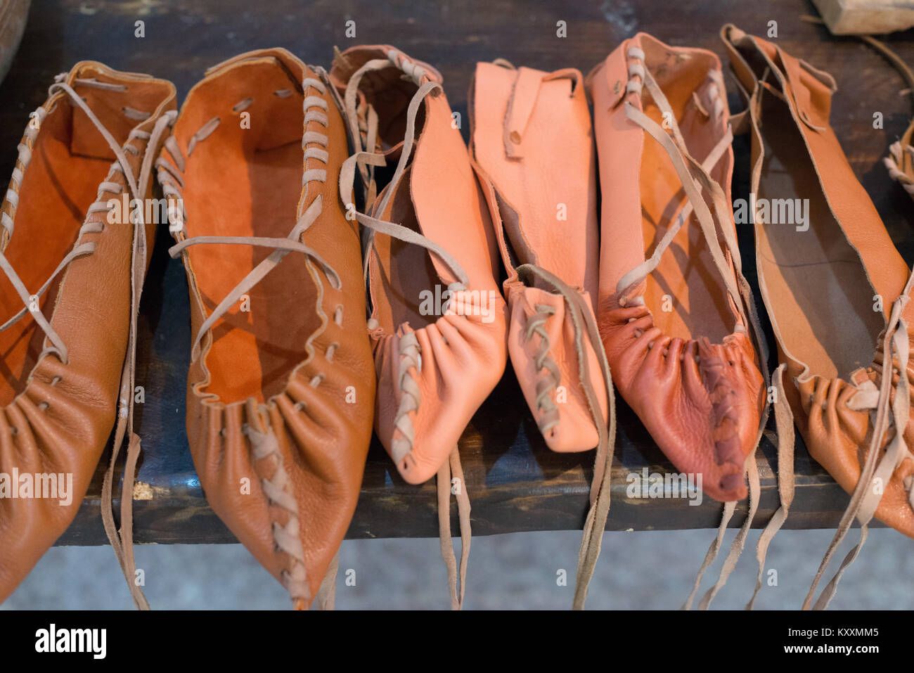 Handgefertigte traditionelle rumänische Bauern Schuhe aus Leder Stockfoto