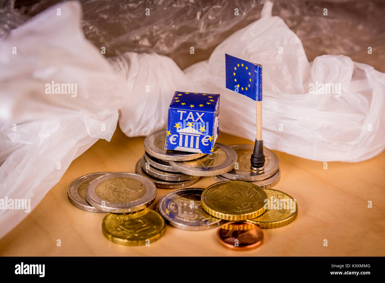 EU Karte mit Euro-münzen und eine Plastiktüte als Symbol für die europäische Kunststoff steuer Verordnung. Die Europäische Union will eine Steuer auf Plastiktüten und Pac vorschlagen Stockfoto