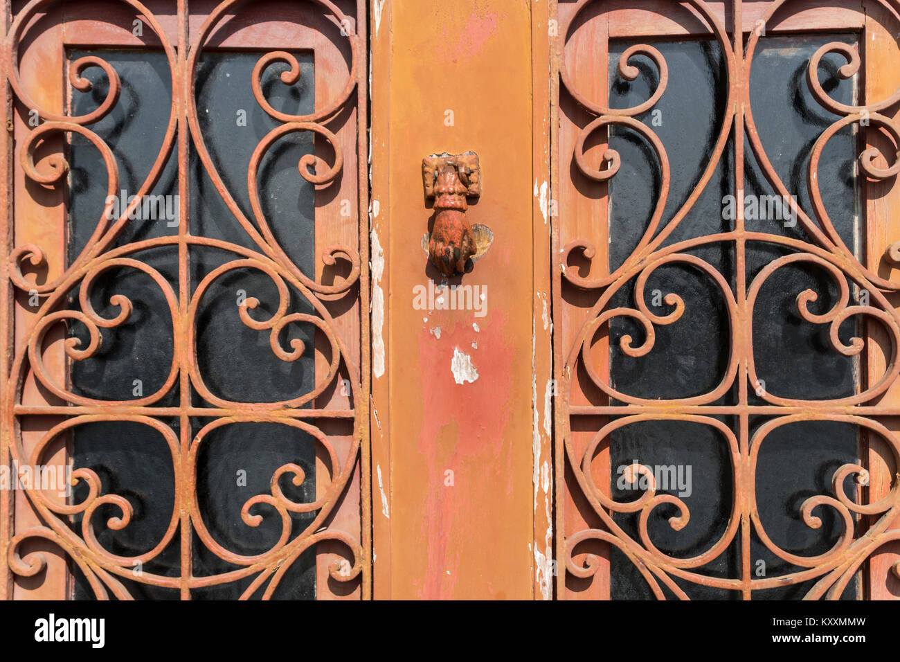 Tür mit dekorative Schmiedearbeiten in der Ribeira, Waterfront Porto im Stadtteil am Fluss Douro Porto, Portugal. Stockfoto