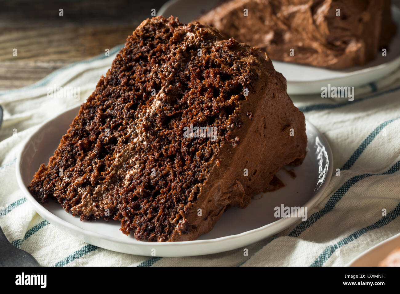 Süße Hausgemachte dunkle Schokolade Schicht Kuchen zum Nachtisch Stockfoto