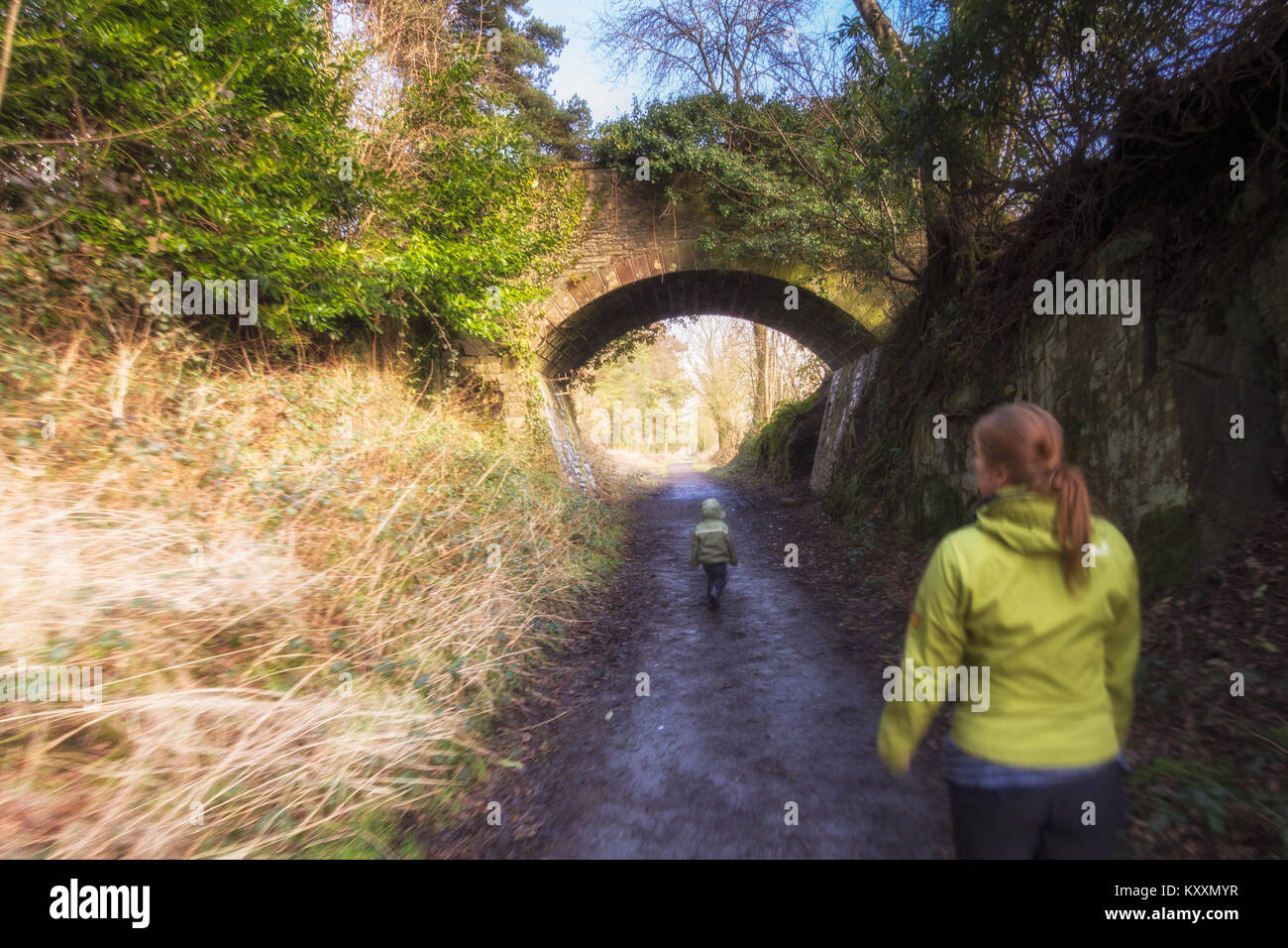 Für eine Familie zu Fuß in Broughton-in-Furness genießen das Wetter im Frühling. Stockfoto