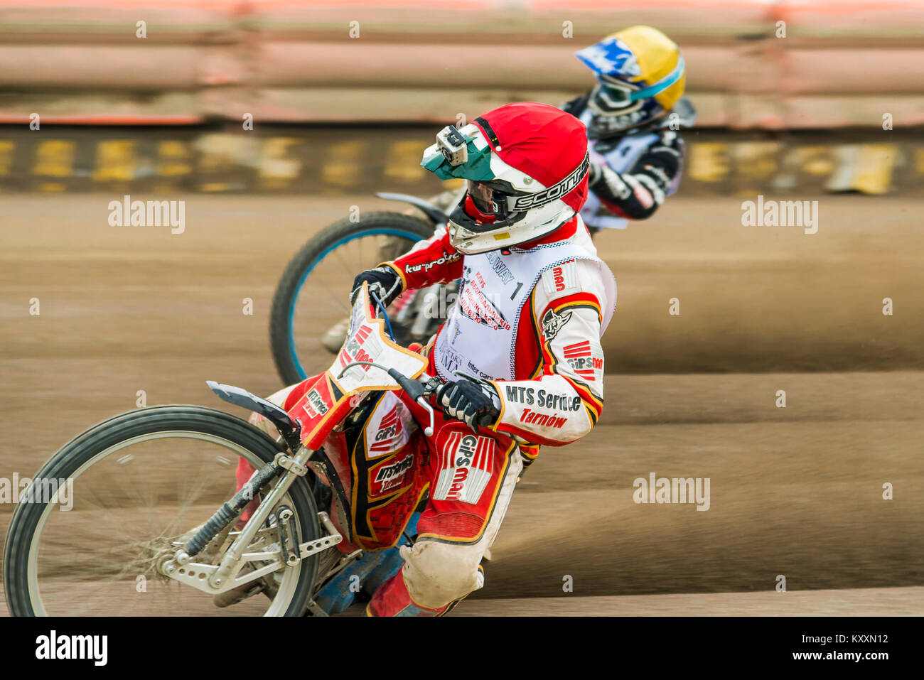 Riwne, Ukraine - 11 Oktober 2015: Unbekannter Fahrer mit GoPro Kamera überwindet den Track am Open Cup Speedway zum Tag der Stadt Rivne Stockfoto