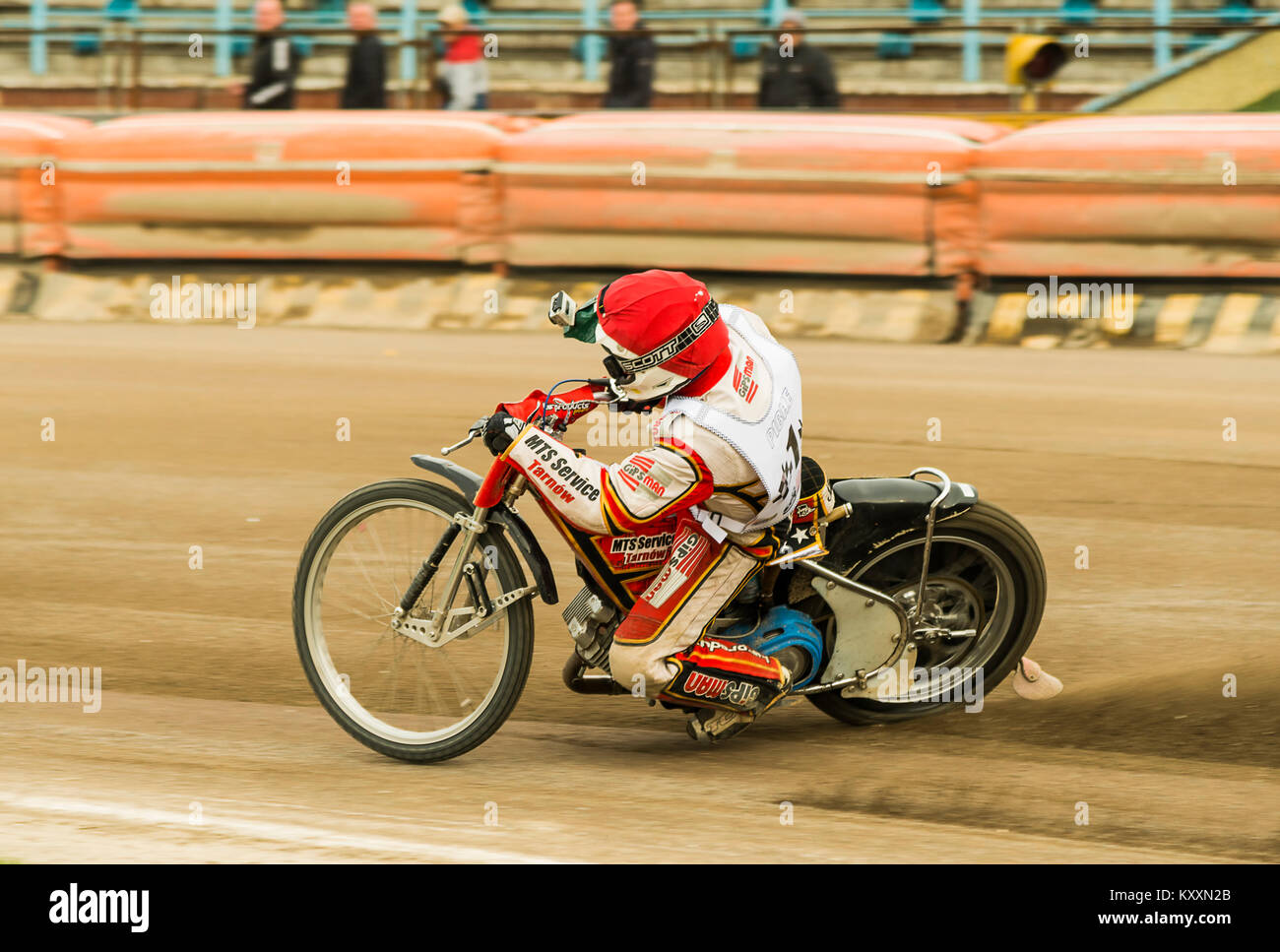Riwne, Ukraine - 11 Oktober 2015: Unbekannter Fahrer mit GoPro Kamera überwindet den Track am Open Cup Speedway zum Tag der Stadt Rivne Stockfoto