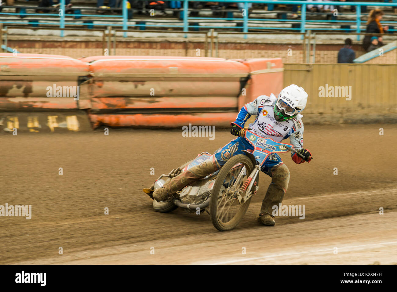 Riwne, Ukraine - 11 Oktober 2015: Unbekannte Reiter überwindet den Track am Open Cup Speedway zum Tag der Stadt Rivne Stockfoto