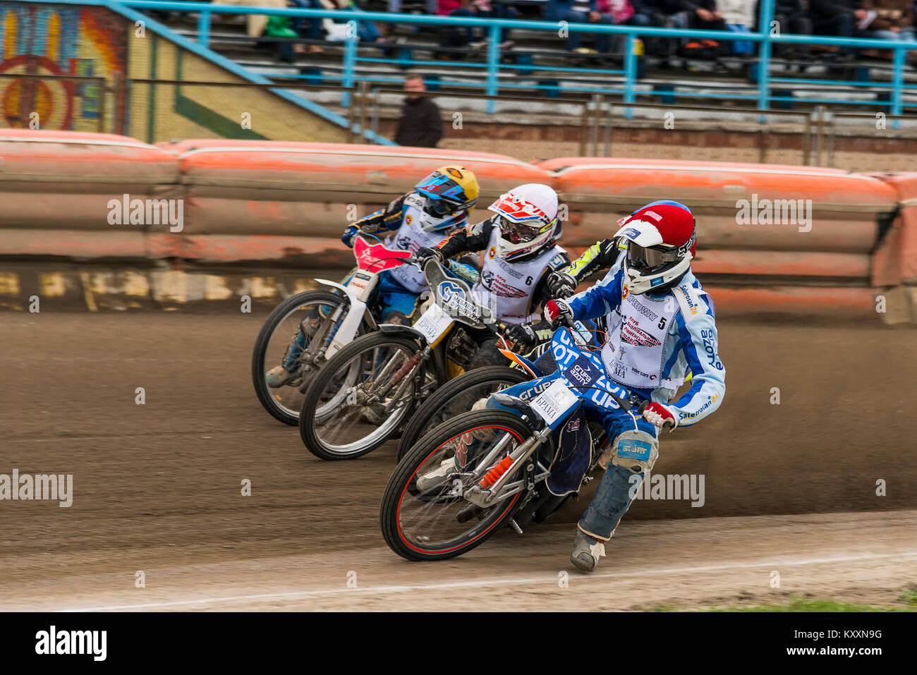 Riwne, Ukraine - 11 Oktober 2015: Vier unbekannte reiter überwindet den Track am Open Cup Speedway zum Tag der Stadt Rivne Stockfoto