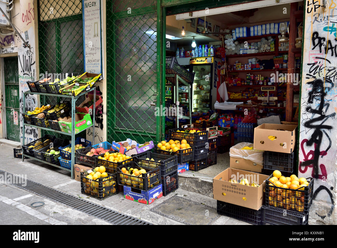 Kleine Ecke store mit Lebensmittel und frisches Obst auf dem Display außen vor, Athen, Griechenland Stockfoto