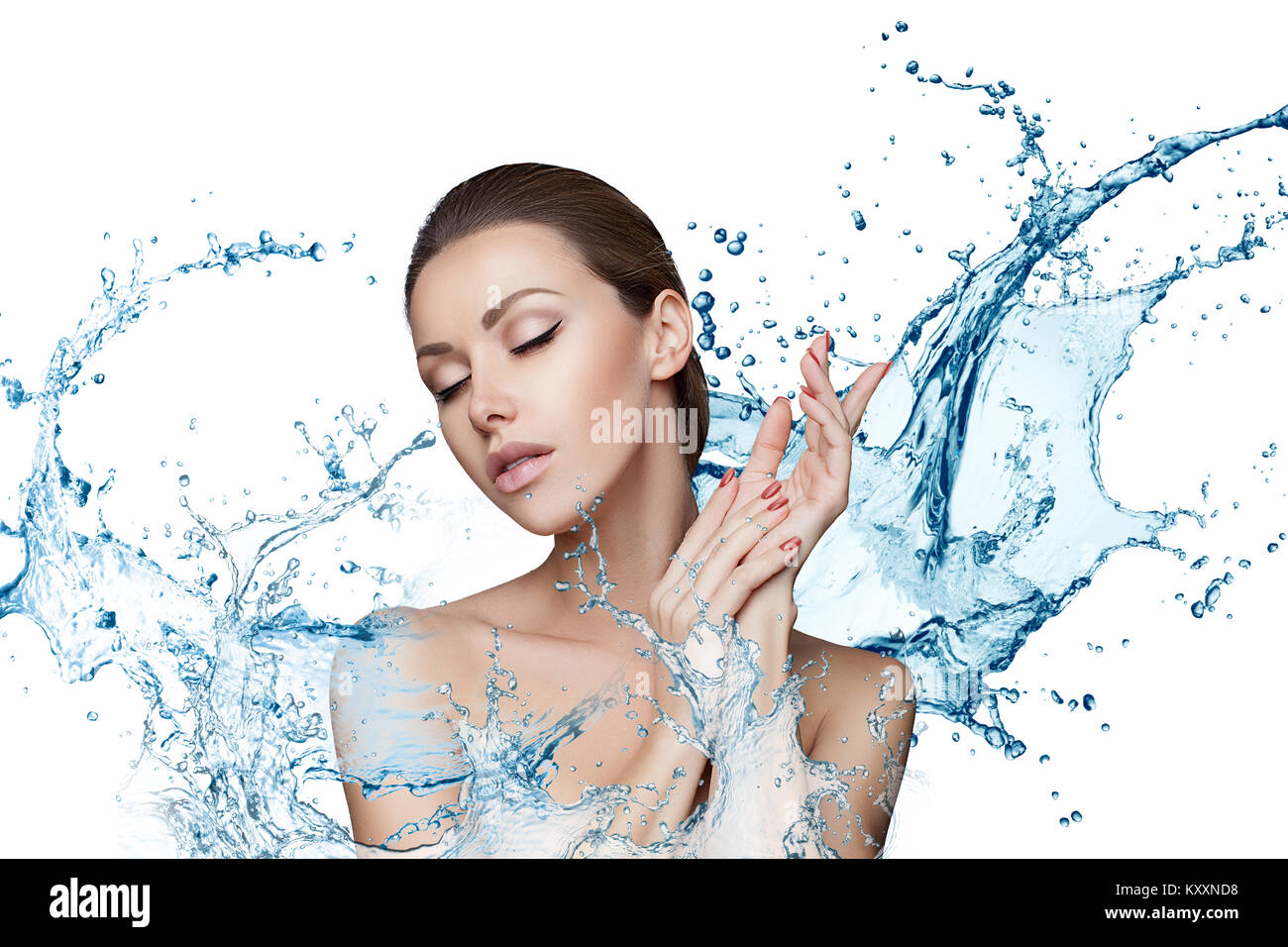 Schönes Modell Spa Frau mit Spritzwasser. Schöne lächelnde Mädchen unter Wasser mit frischen Haut über blauen Hintergrund. Hautpflege, reinigt Stockfoto