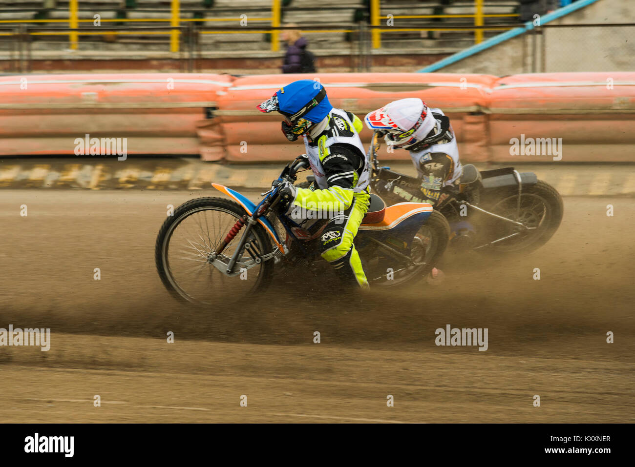 Riwne, Ukraine - 11 Oktober 2015: Zwei unbekannte reiter überwindet den Track am Open Cup Speedway zum Tag der Stadt Rivne Stockfoto