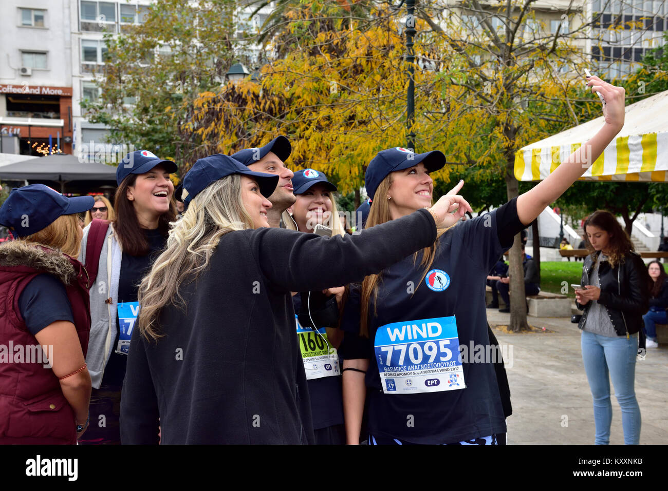 Frauen Läufer, die Teil wird in Athen authentische Marathon Rennen in Tag selfie Foto Stockfoto