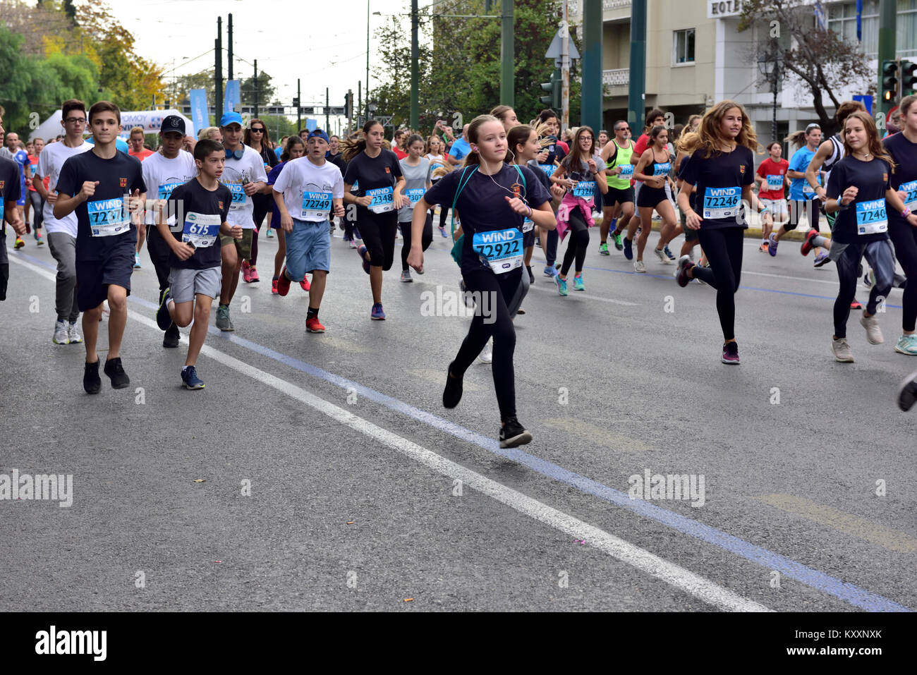Läufer starten des 5 km Straße Rennen teil der 12 Nov Athen authentische Marathon 2017, Athen, Griechenland Stockfoto