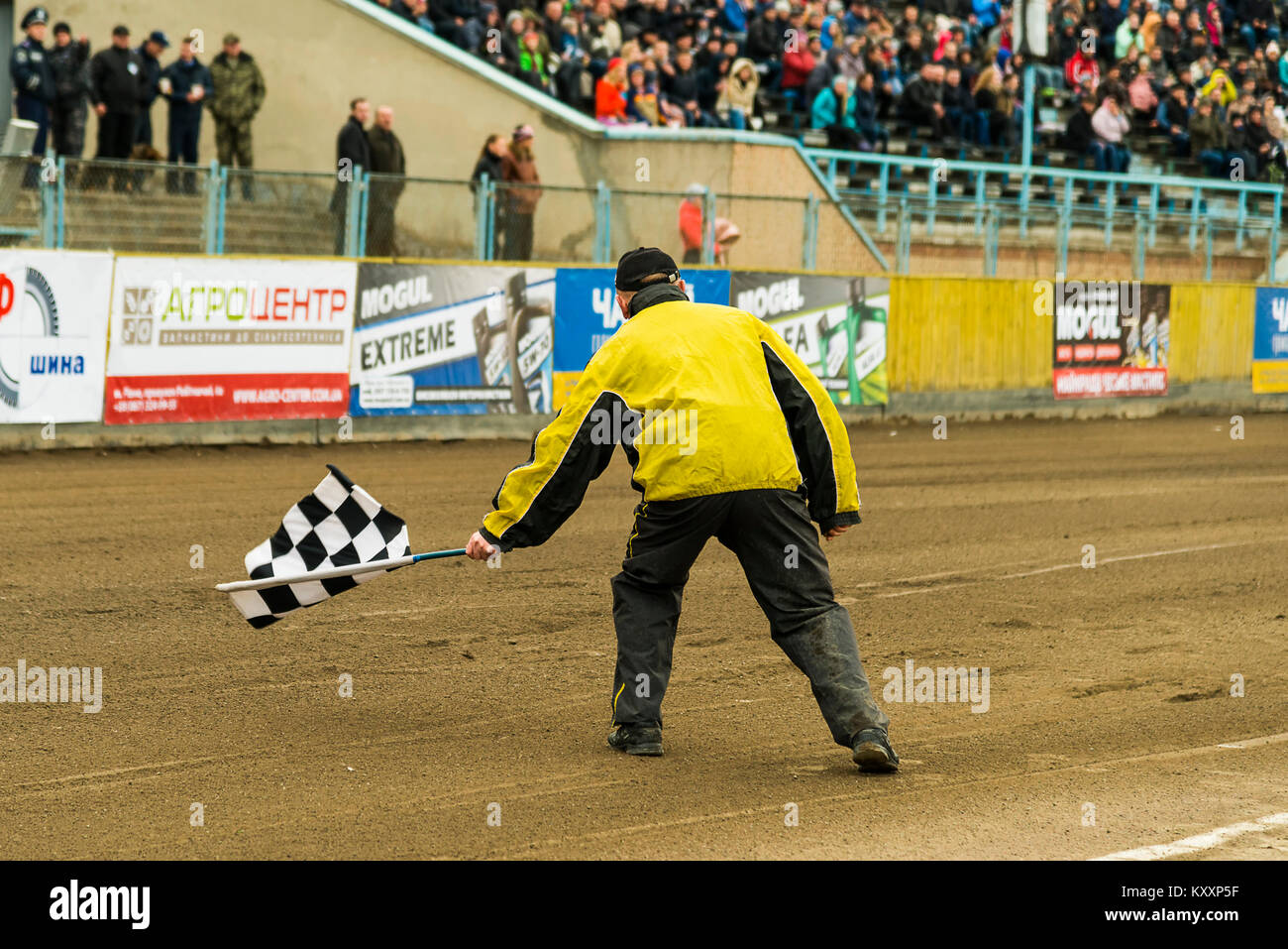 Riwne, Ukraine - 11. Oktober 2015: Der Mann mit der karierten Flagge finish zeigt im Open Cup Speedway zum Tag der Stadt Rivne Stockfoto