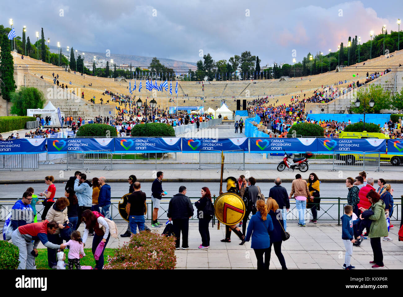 Besucher vor der Olympischen Panathenaic Stadion in Athen, Griechenland Stockfoto