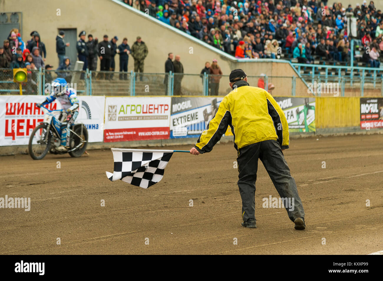 Riwne, Ukraine - 11. Oktober 2015: Der Mann mit der karierten Flagge finish zeigt im Open Cup Speedway zum Tag der Stadt Rivne Stockfoto