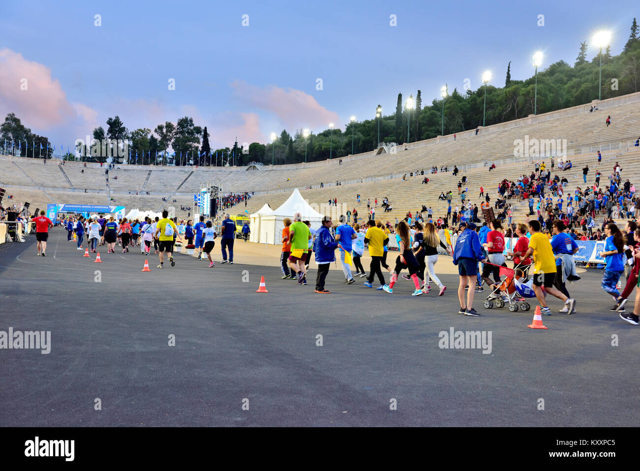 Fun Läufer Eingabe der Olympischen Panathenaic Stadion nach dem 5 km Straße Rennen mit Athen authentische Marathon Stockfoto