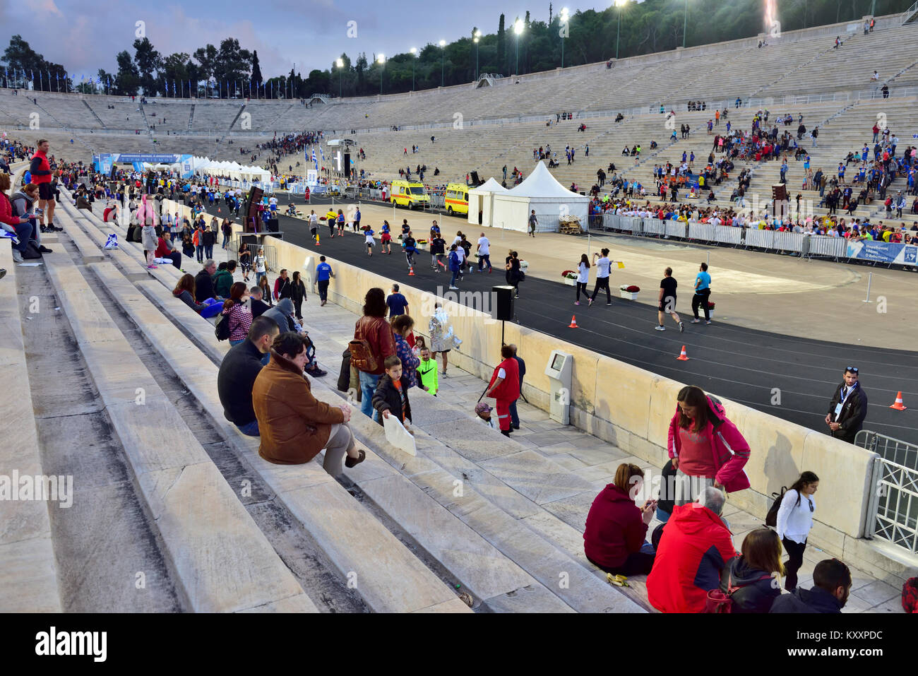 Im Olympischen Stadion Panathenaic nach dem 5 km Straße Rennen mit Athen authentische Marathon Stockfoto