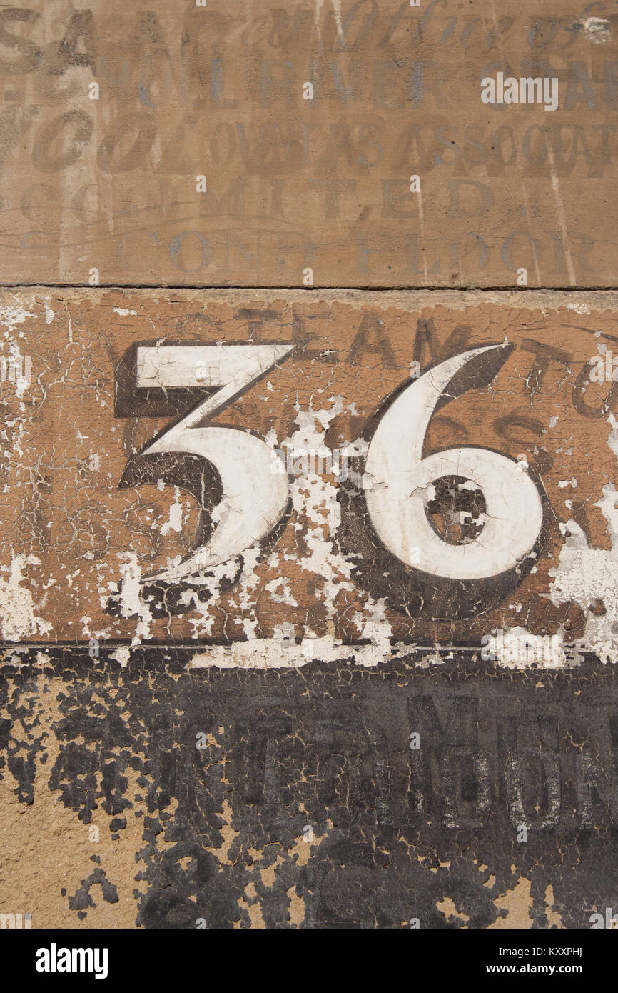 Nummer 36 Buchstaben Ziffern auf Steinmauer in Vintage shadow Font lackiert Stockfoto