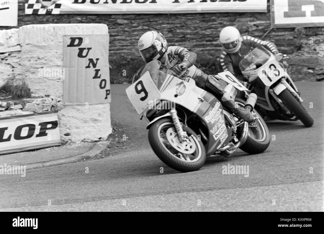 Roger Burnett führt Helmut Dahne, 1986 Formel 1 TT Isle of Man TT Races, Tourist Trophy. Stockfoto