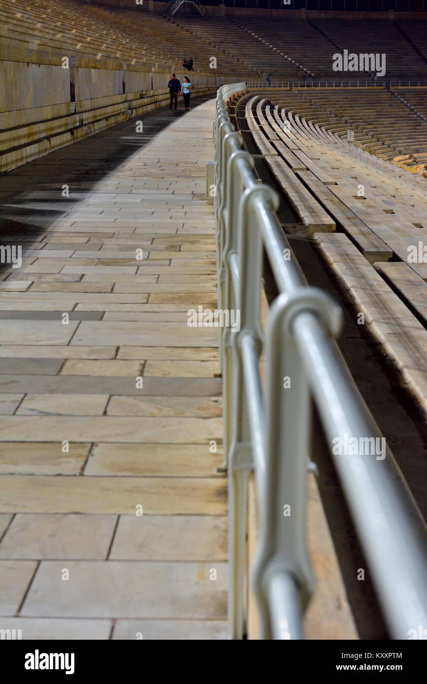 Abstract langen Linien der Steinweg, Sitz- und Handlauf mit leichten Kurve, zwei Personen Stockfoto