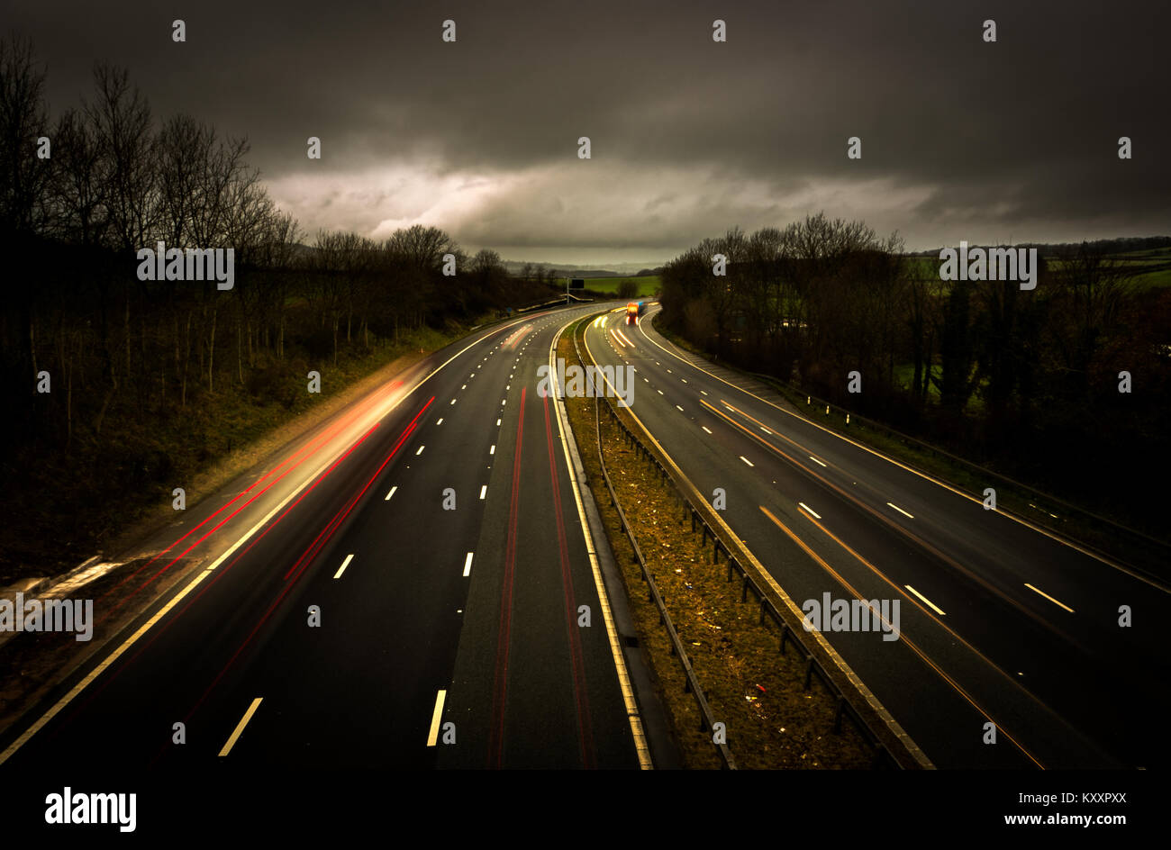 Düstere Wetter über die Autobahn M6 in der Nähe von Carnforth in Lancashire (Großbritannien). Stockfoto