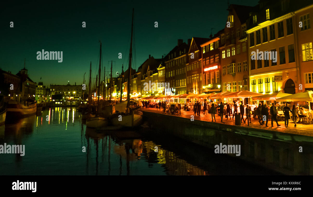 Nyhavn in Kopenhagen in der Nacht. Stockfoto