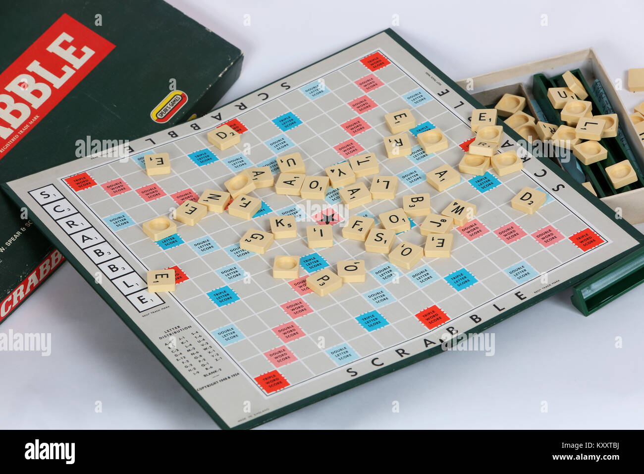 Eine alte SCRABBLE-Spiel abgebildeten Schuß auf weißem Hintergrund in einem Studio in London, UK. Stockfoto