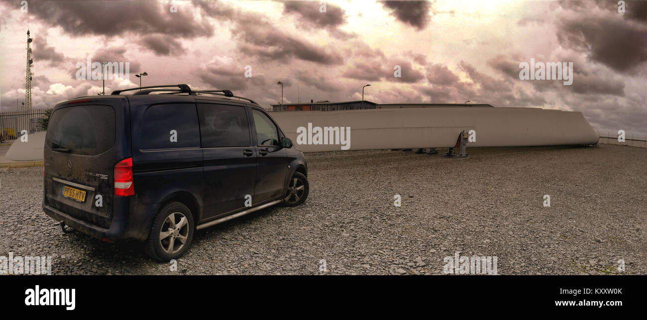 Ein Transporter und ein großes Rotorblatt Stockfoto