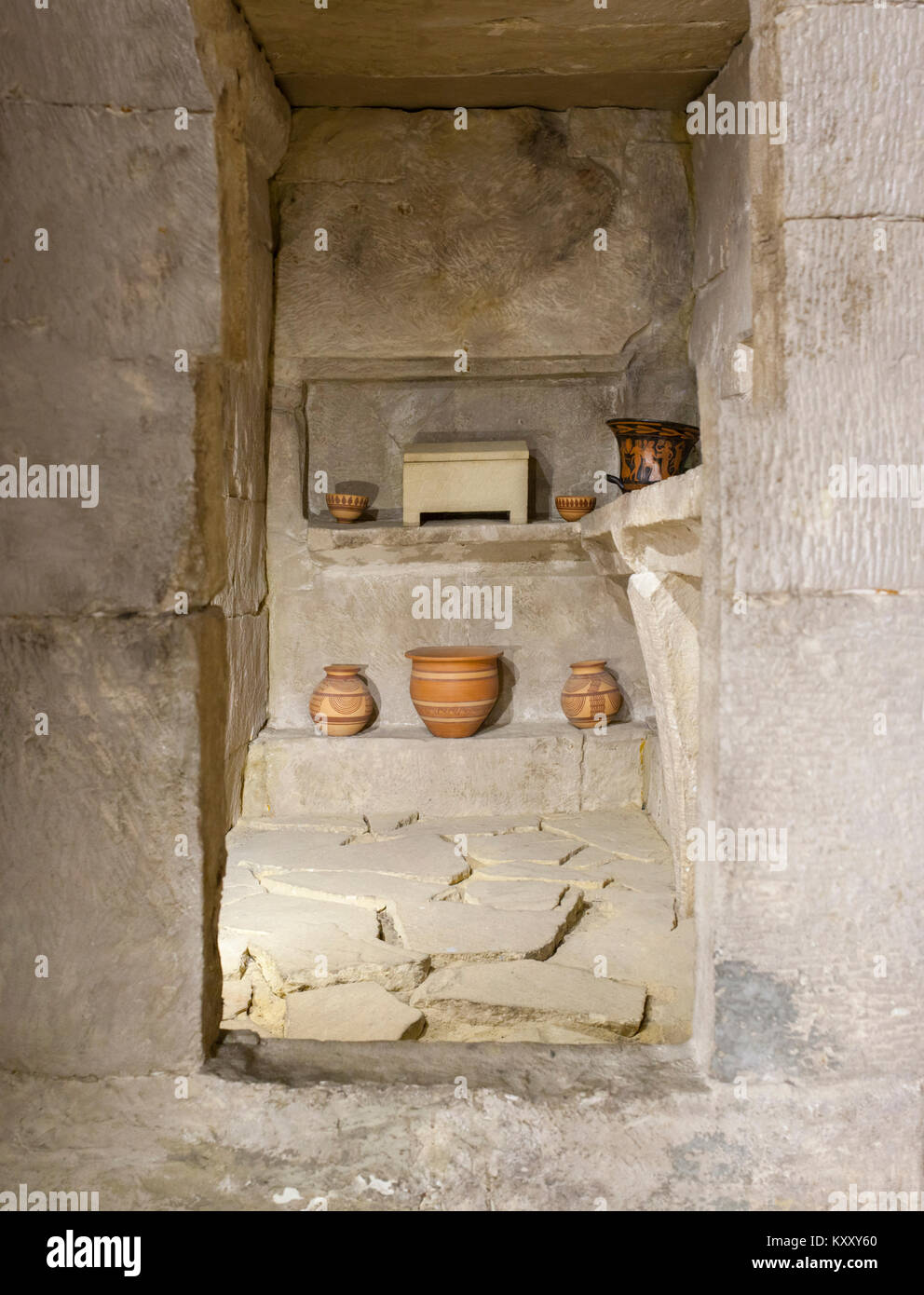 Jaen, Spanien - 29. Dezember 2017: königliche Grab von Toya. Nachbildung der Grabkammer in Jaen Museum, Spanien Stockfoto