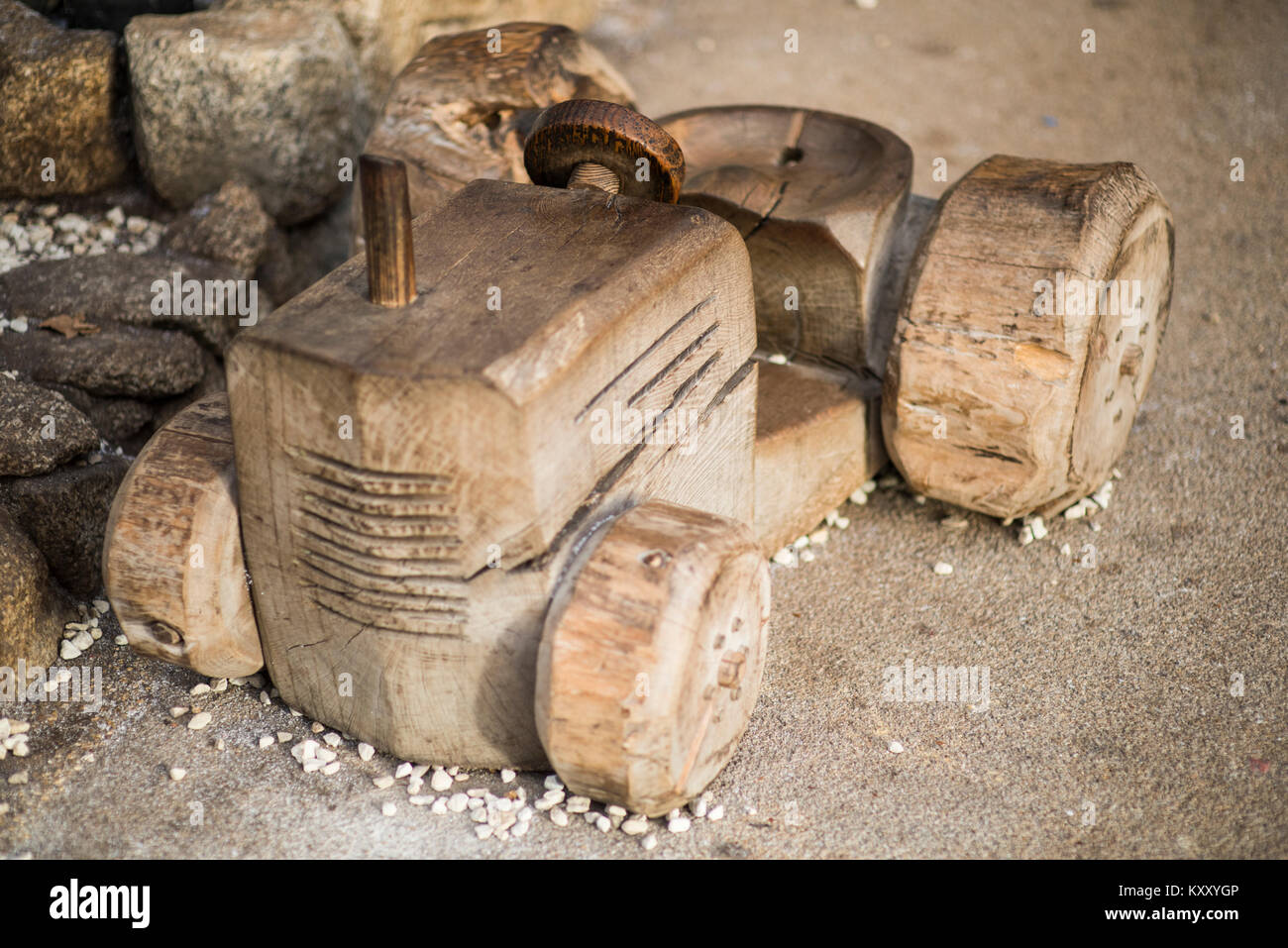 Ein Traktor aus Holz für Kinder. Stockfoto