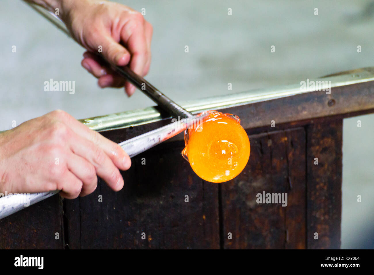 Handwerkskunst aus Glas. Glas Ofen Ausblick, Murano-Venedig, Italien. Stockfoto