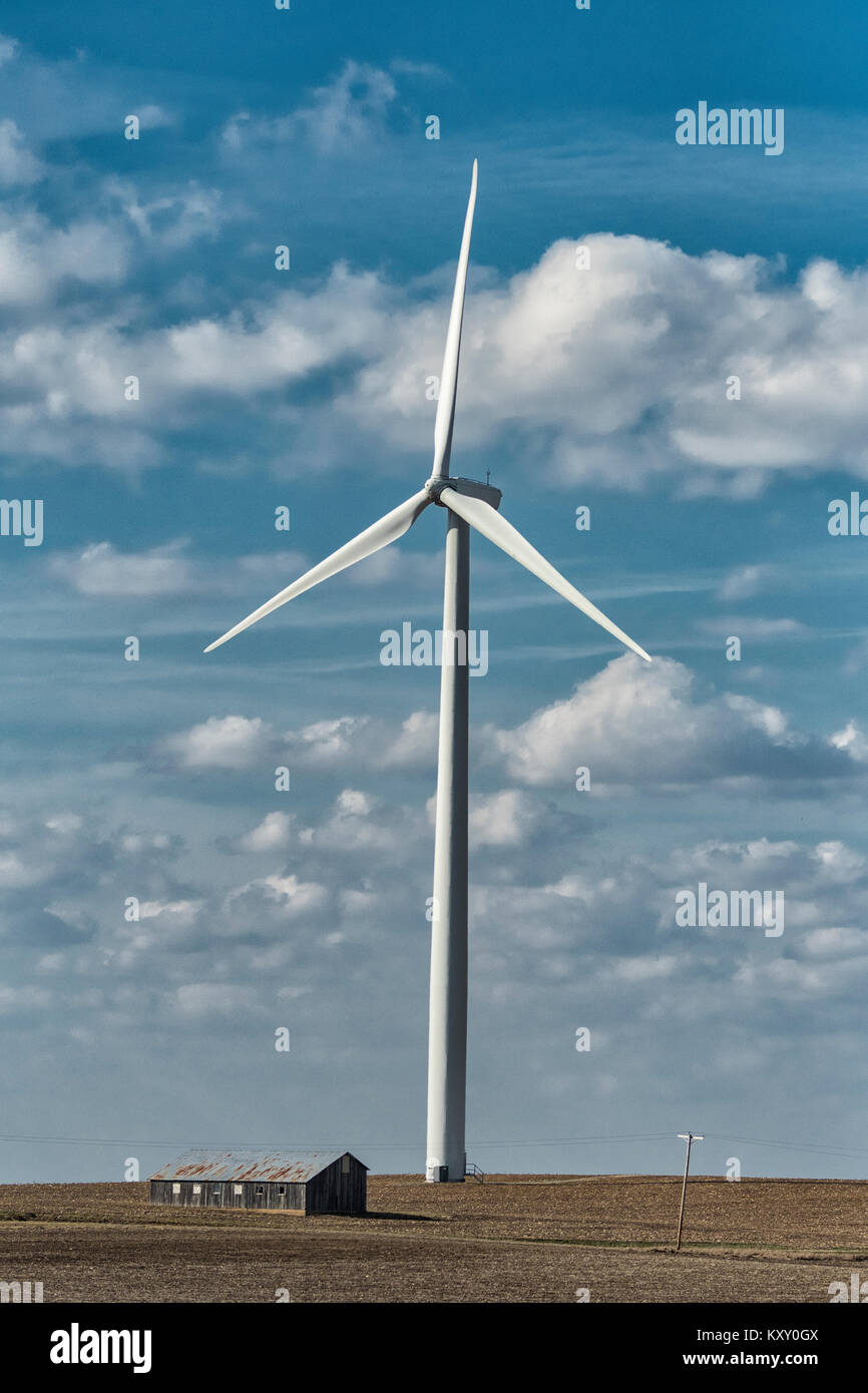 Strom erzeugen Windmühlen auf Illinois Bauernhof. Stockfoto
