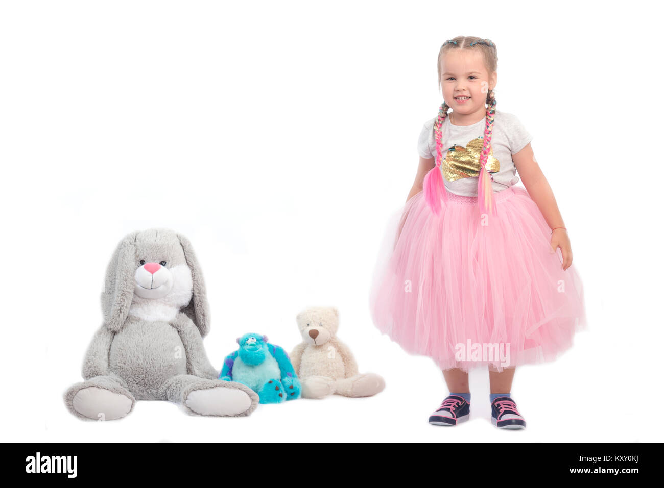 Kleines Mädchen mit großen Spielzeug posing Stockfoto