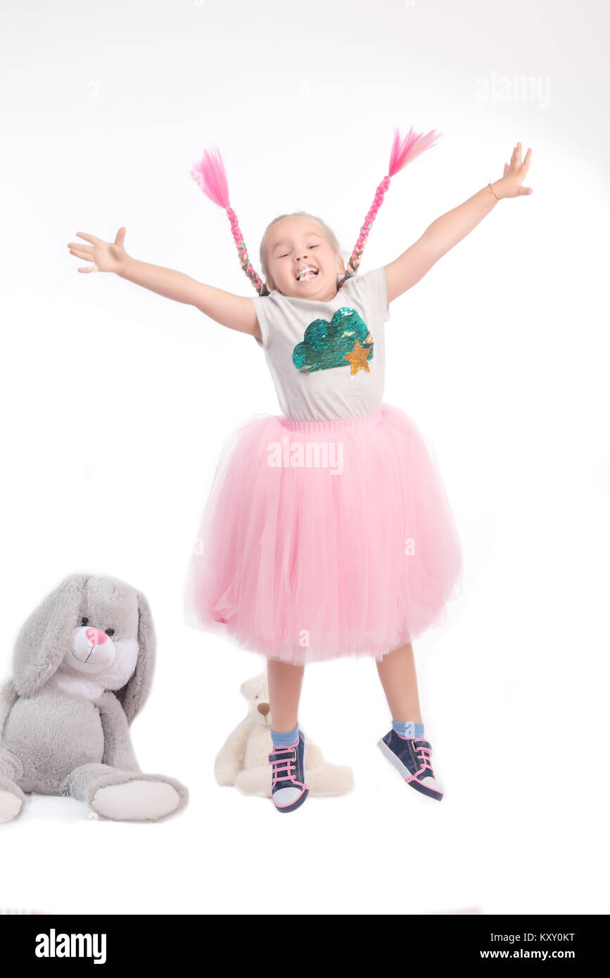 Kleines Mädchen mit großen Spielzeug posing Stockfoto