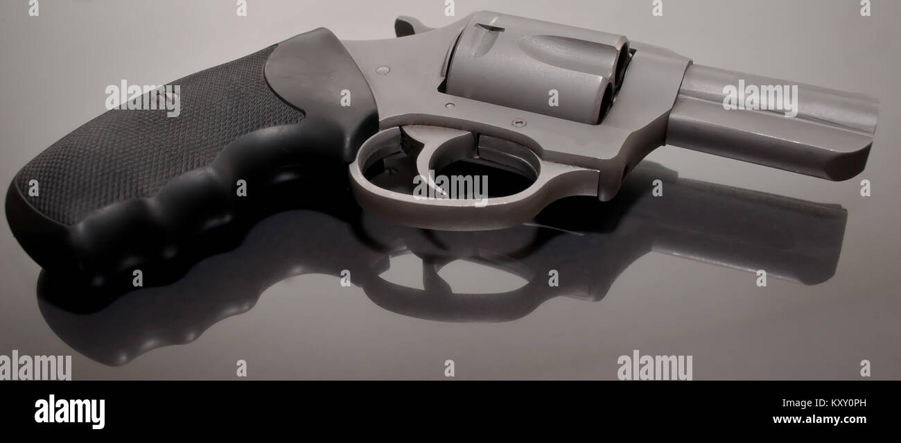 Ein 44 spl Edelstahl Revolver mit einem schwarzen Griff auf einer Glasoberfläche Stockfoto