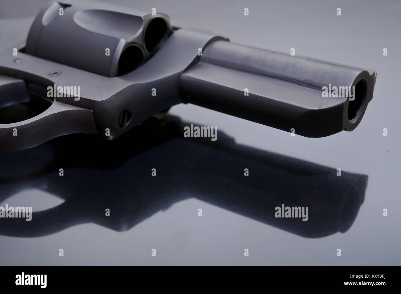 Der Lauf eines Edelstahl 44 spl Revolver Festlegung auf eine Glasoberfläche Stockfoto