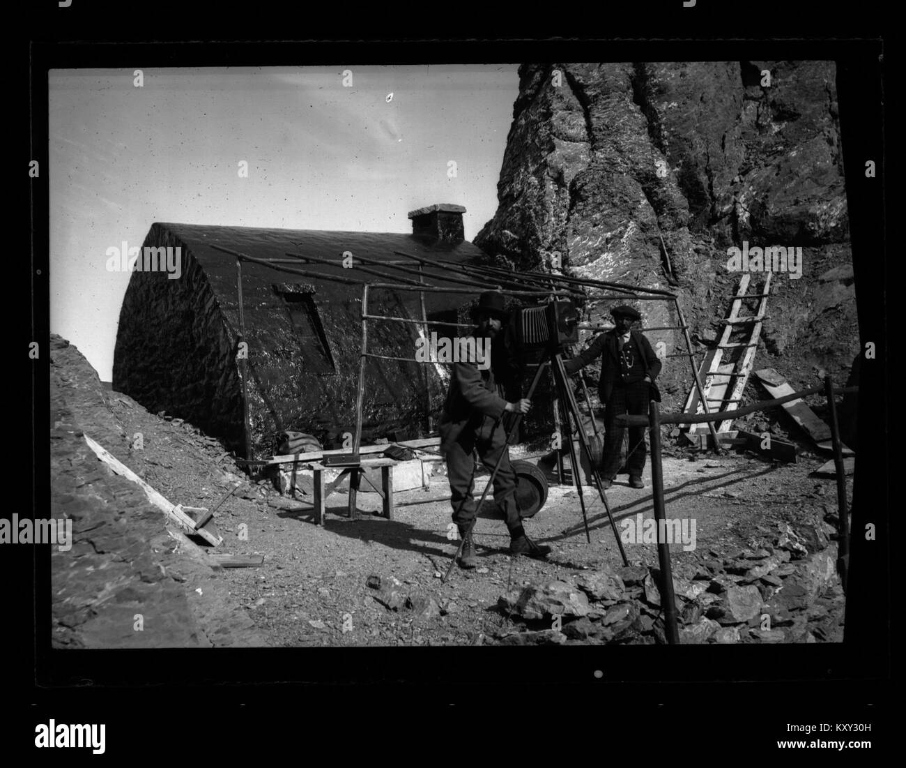 Ein Foto von Félix Regnault und seinem Reiseleiter Passet im Refuge de Tuquerouye in Gavarnie, Frankreich, das frühe Bergsteigeraktivitäten in den Pyrenäen zeigt. Stockfoto