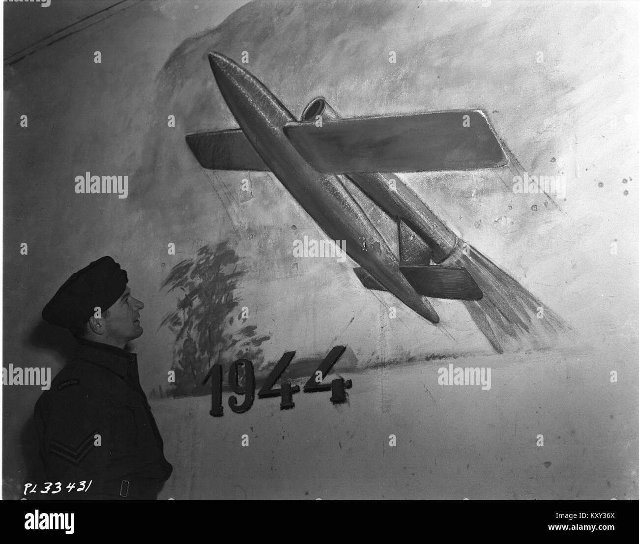 Ein alliierter Soldat inspiziert ein Wandgemälde im Vught Camp, einem Ort in den Niederlanden, das während des Zweiten Weltkriegs als deutsches Gefangenenlager diente. Das Wandgemälde ist Teil des historischen Vermächtnisses des Lagers und spiegelt die Kriegserfahrungen wider. Stockfoto
